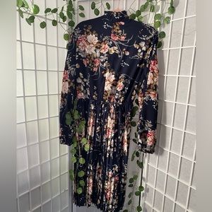 Oriental / Vintage style sheer textured material, pleated floral dress. 3XL.